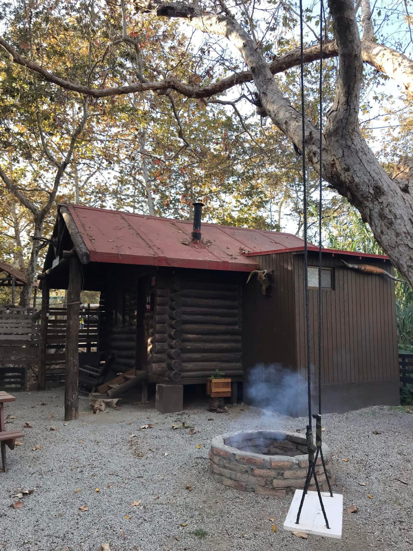 Cabaña de madera con fogatero en El Paraje de Cota, Ruta El Médano